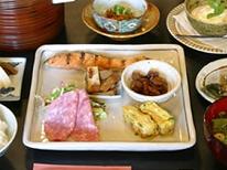 【冬季朝食付】日替り朝食♪《ゲレンデ車２分・無料送迎OK》レイトチェックインOK☆