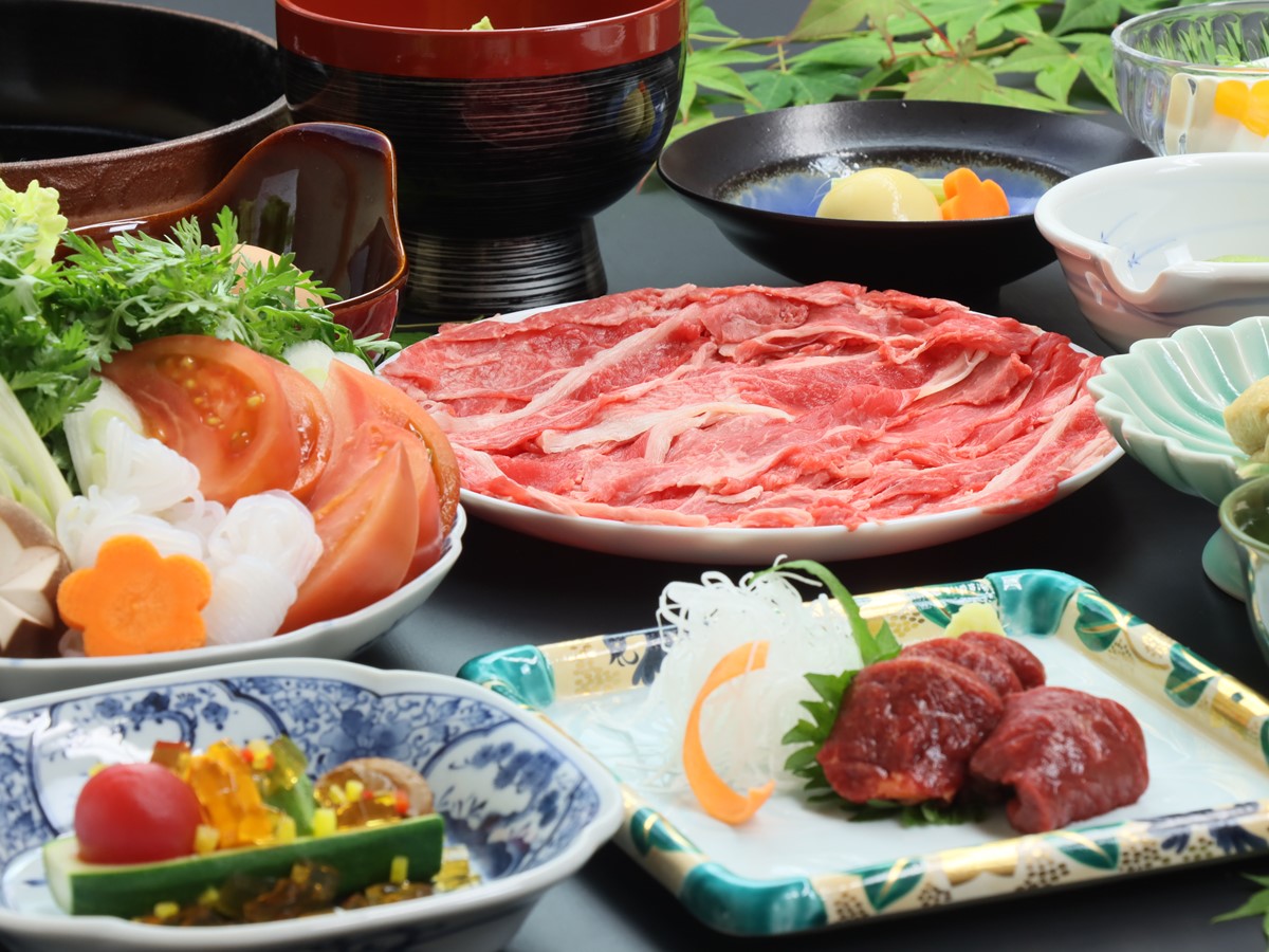 【桜鍋】うま年に味わう★梅月名物！馬肉すき焼き「桜鍋」＆馬刺しをお部屋食で。