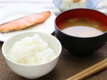 【朝食付】嬉しい日替わり朝ごはん付き！“モール泉”のかけ流しで疲れを癒やそう♪施設の古さはご愛敬