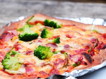 【ピザ体験】自家製のピザ窯で焼くピザは別格！生地伸ばしから体験できます♪（体験費用別途）