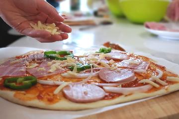 【石窯ピザ焼き体験プラン】自然の中で楽しむ、ちょっと特別なピザ作り体験！