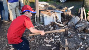 【3/28・4/4限定！薪割り＆キャンプファイヤー体験プラン】木と炎に触れる、五感がひらくアウトドア時間