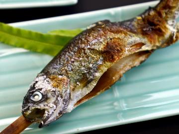 ◎お品数を抑えたリーズナブル会席でお得に◎
お料理は川魚の塩焼きや小鍋を中心に、５～６品程度。
その......