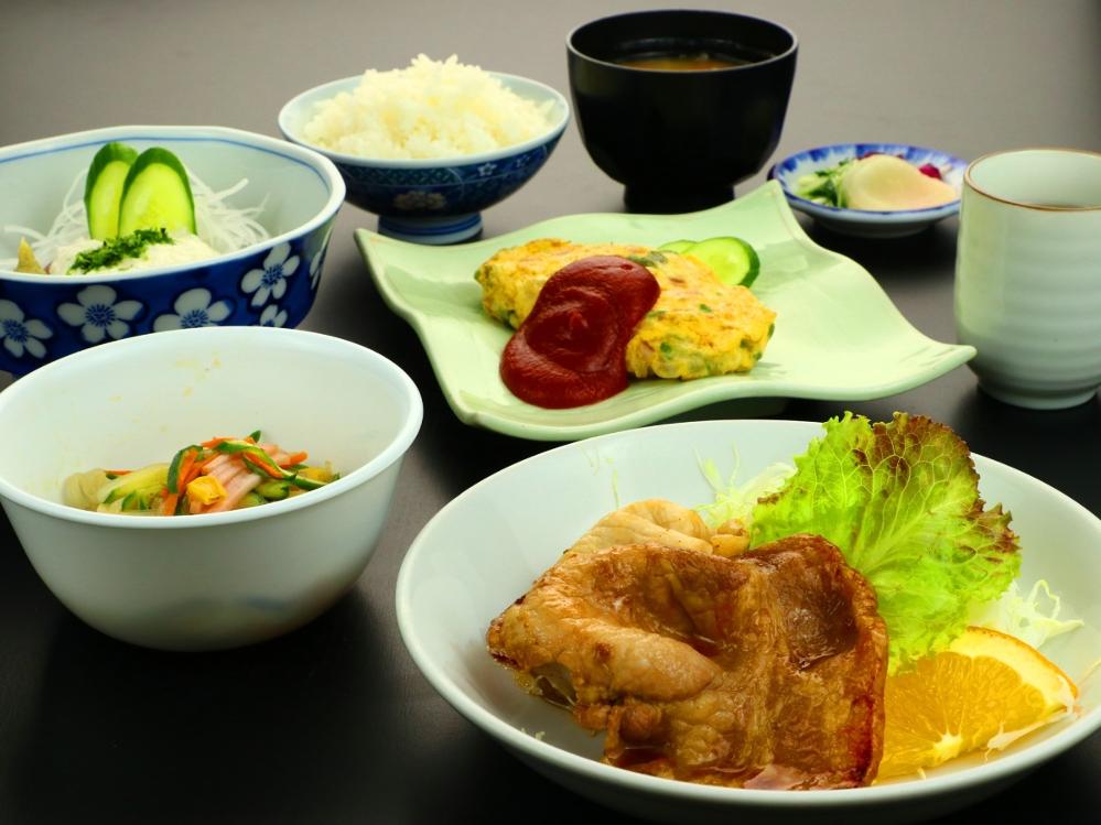 ■【２食付】当館一番人気☆ご飯おかわり自由！リーズナブルな日替わり定食で満足ＳＴＡＹ！