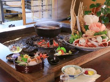 囲炉裏で暖をとり味わう冬の味覚 【極みぼたん鍋】会席料理プラン