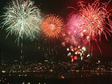 【 熱海海上花火大会 】2食付◆圧巻！大輪の花火が咲き乱れる光景を当館展望デッキから♪