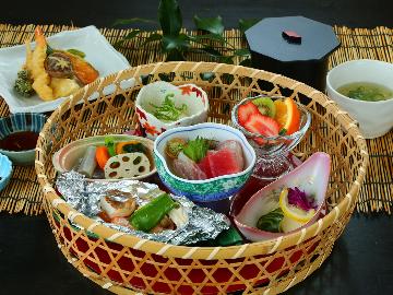 【2食付き◆部屋食】お部屋でゆっくりお食事♪地産地消にこだわった籠盛膳を温泉付きコテージで
