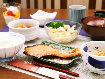 【朝食付】手作り朝ごはんを食べて、しっかりと栄養補給♪ 【休日同料金】Wi-Fi完備