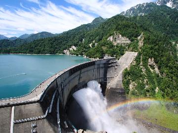 黒部ダムへ行こう！【素泊り】　バス停へ徒歩３分→バス40分で扇沢駅→電気バス16分で黒部ダム駅へ到着