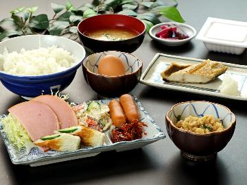 【朝食付き】日替わり和朝食で今日も元気いっぱいに！チェックイン22時までOK！