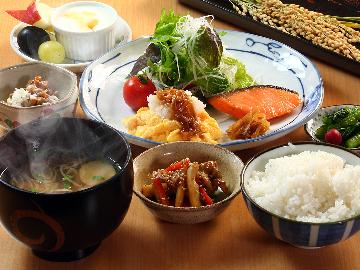 【一泊朝食】自家製米と香ばし味噌汁の和朝食付き。美人の湯八方温泉は何度でも入浴可能♪