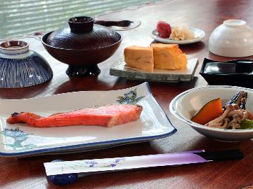 【朝食付】夜はお店や持込みで！朝は女将の手作り和朝食で元気に♪24Ｈ入浴ＯＫ！駐車場無料