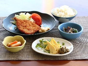 〈1泊2食付〉女将特製日替わりごはん^^実家に帰ってきたようなほっと温まる食事をどうぞ♪