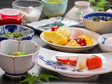 【朝食付】小岩井牛乳が朝から飲めちゃう♪日替わり朝食で1日のスタートを元気に！