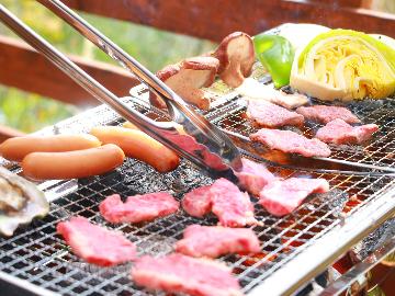 ＼お肉のセット付手ぶらでBBQ／広々ウッドデッキ×プライベート空間、まるで別荘気分＜夕・朝食食材付＞
