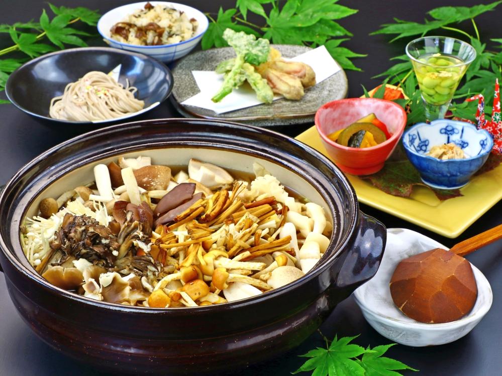 【秋の味覚】ビックリきのこ鍋！もりだくさん♪約10種から12種の地場産きのこを使用♪