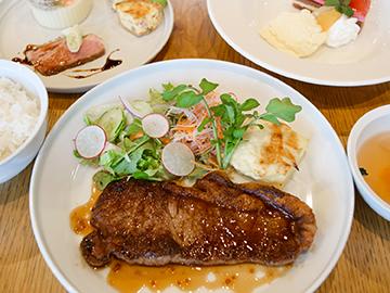 夕食はCafe Bistro BAY HOMES でお得な”ステーキセット”【1泊朝食付き】