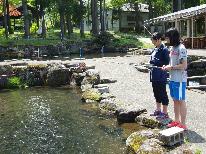 【釣り体験】敷地内釣り堀でイワナ＆ニジマス釣り♪夕食で実食 or お持ち帰りOK！２食付